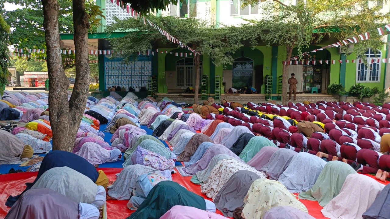 Menjemput Rahmat Allah: SDIT Wahdatul Ummah Kota Metro Gelar Salat Istisqo Berjamaah