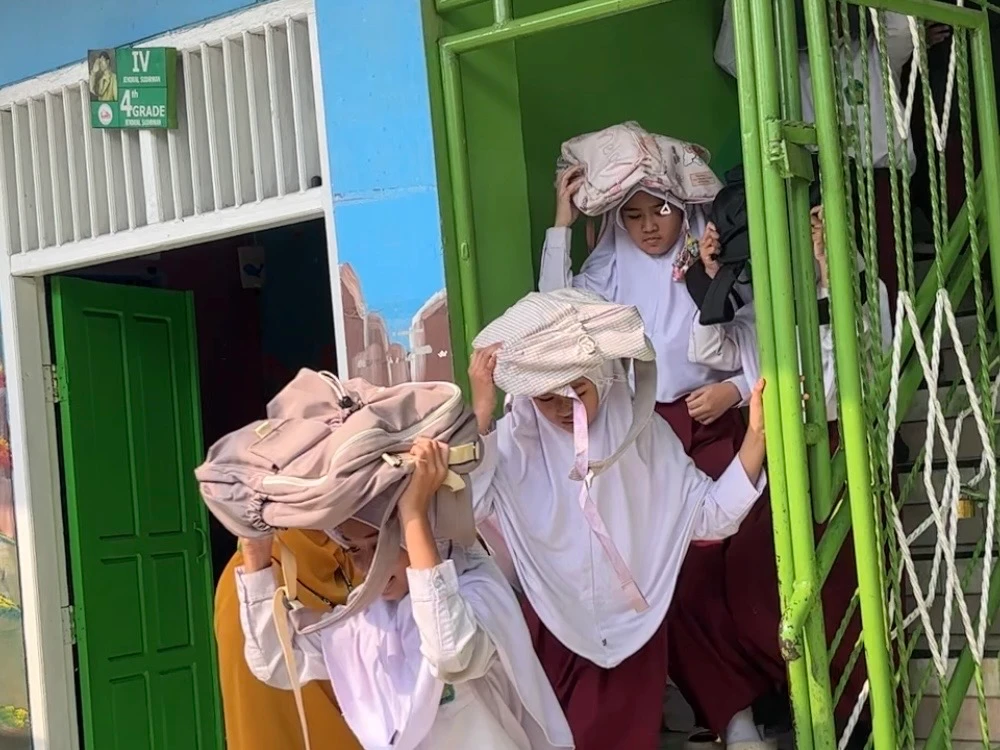 SIMULASI GEMPA DI SEKOLAH: SIAP, SIAGA, SELAMAT Upaya Kecil yang Menyelamatkan Nyawa Besar di SDIT Wahdatul Ummah Metro