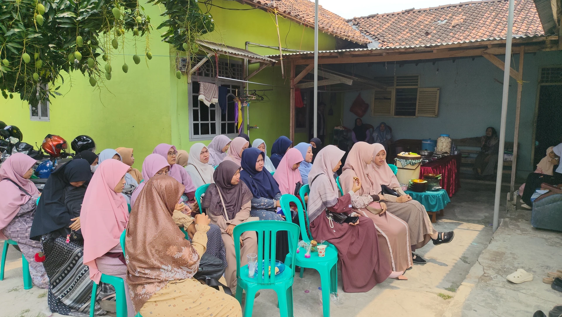 Silaturahmi Rutin Guru SDIT Wahdatul Ummah, Mempererat Ukhuwah dan Kebersamaan